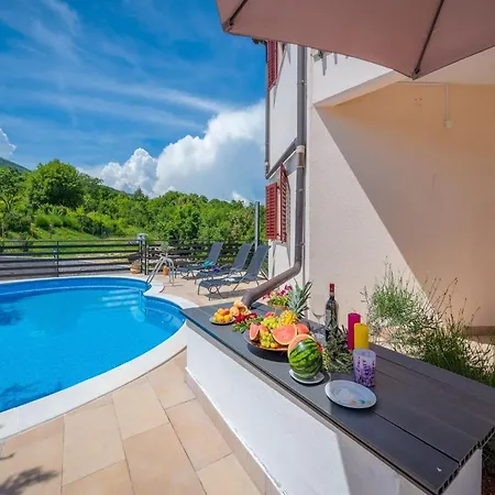 In With Heated Pool & Sea View Lejlighed *