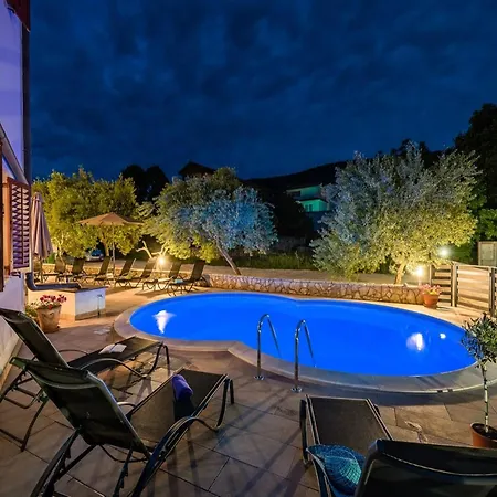 In With Heated Pool & Sea View 아파트 *